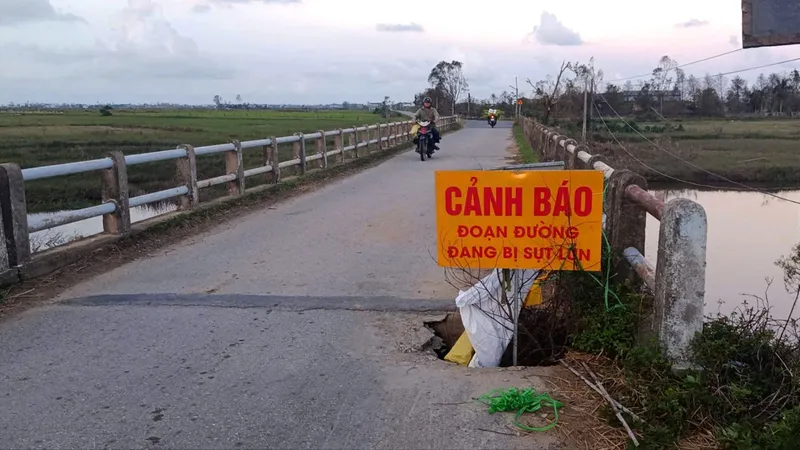 Xuất hiện “hố tử thần” trên mặt đường đầu cầu Nậy ở Hà Tĩnh 