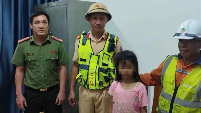 Bé gái 10 tuổi đi lạc trên cao tốc Hàm Nghi - Vũng Áng được lực lượng chức năng hỗ trợ đưa tới trụ sở công an để trở về với gia đình