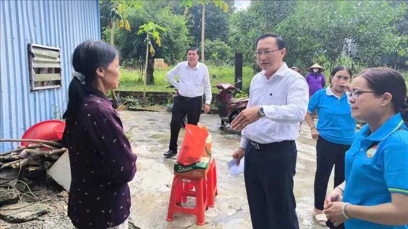 Thăm hỏi, động viên các hộ dân phường Bến Cát (TPHCM) bị ngập