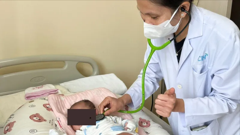 Bác sĩ thăm khám cho bệnh nhi sau phẫu thuật