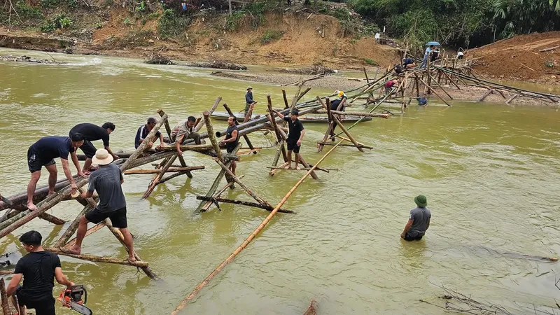 Cầu Trung Thắng bị lũ cuốn trôi, hàng trăm người tất bật dựng cầu tạm bằng tre nứa