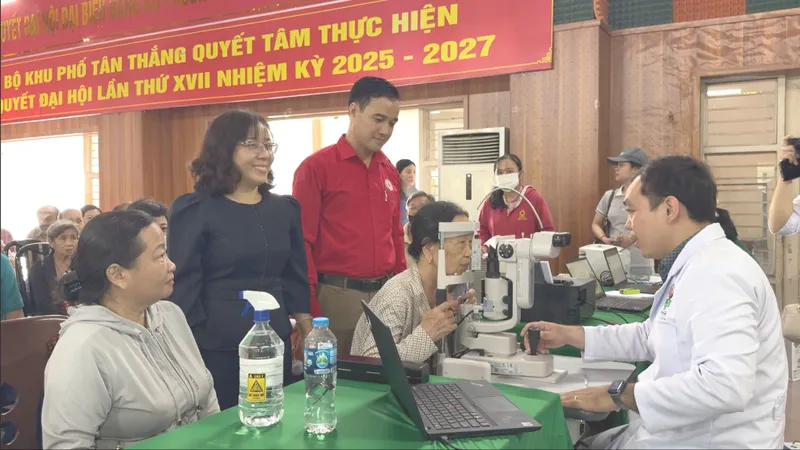 Khám mắt và phát quà cho người dân có hoàn cảnh khó khăn