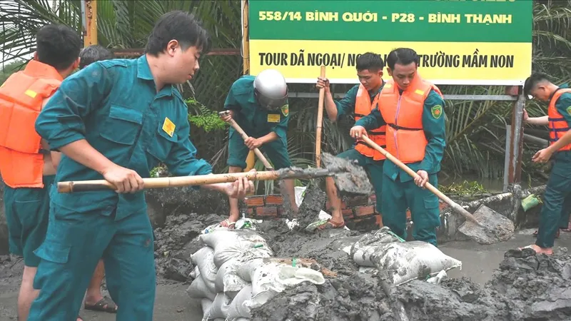 Cuộc sống đảo lộn vì mưa lớn và triều cường