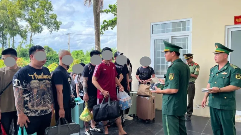 Bộ đội Biên phòng tỉnh An Giang tiếp nhận 63 công dân Việt Nam từ phía Campuchia