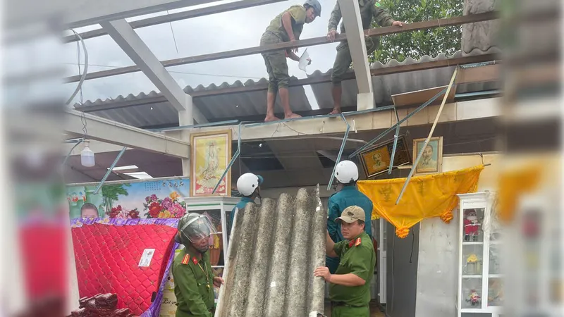 Cà Mau: Lốc xoáy làm sập và hư hỏng 20 căn nhà