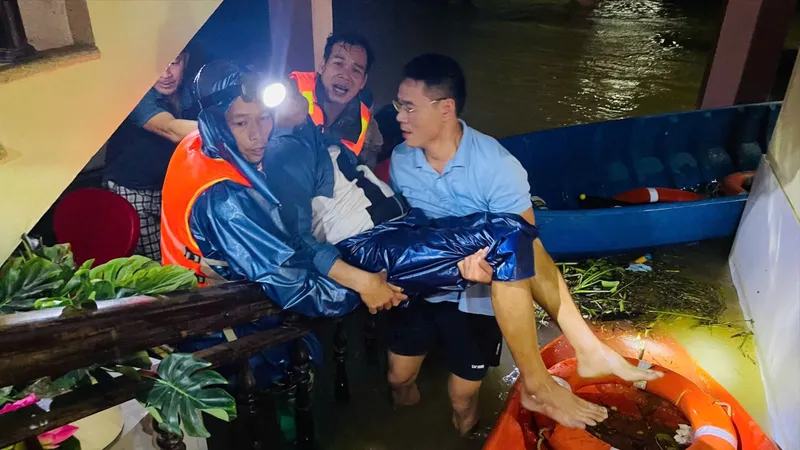 Kịp thời ứng cứu 2 người dân bị lũ cuốn trôi ở Huế