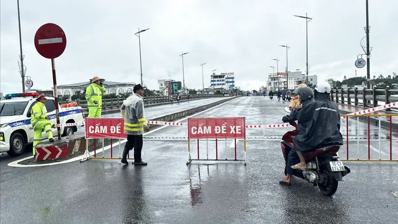 Cấm xe trên QL1 qua cầu Châu Ổ do nước lũ uy hiếp