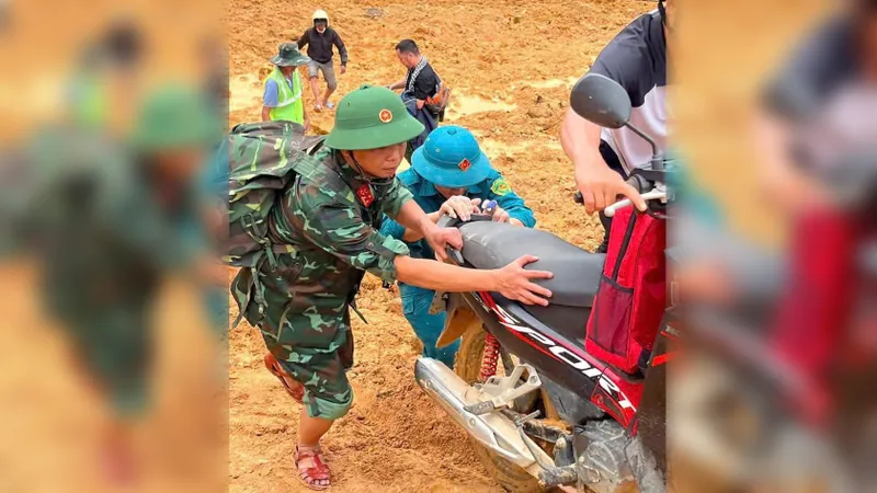 Lữ đoàn 270 băng rừng tiếp tế cho dân vùng cô lập Trà Tân