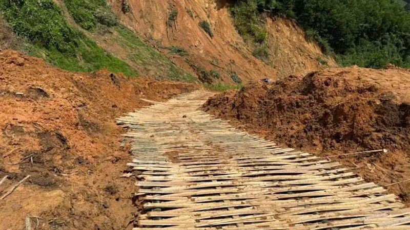 Người dân miền núi Quảng Ngãi làm đường tạm bằng lồ ô nối lối đi lại sau sạt lở
