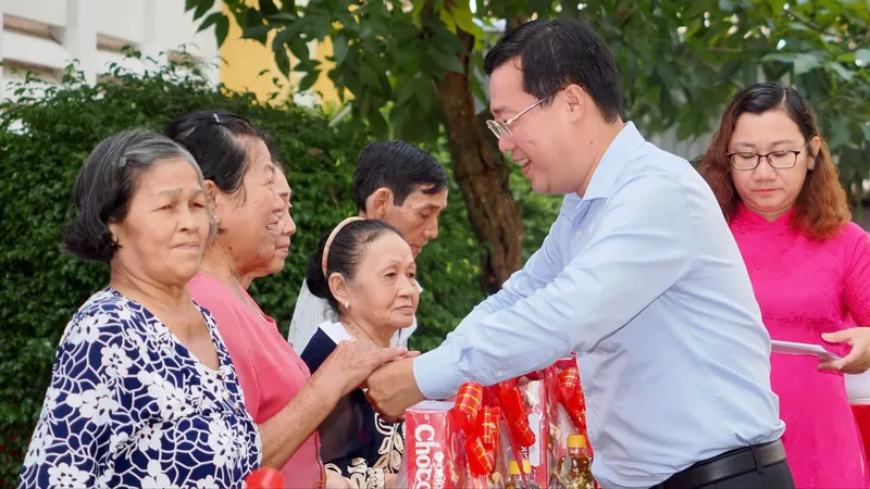 Thành phố trao cây, người dân làm đẹp phố phường
