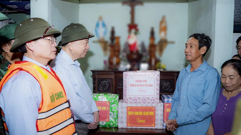 Tổng Bí thư Tô Lâm ân cần thăm hỏi, động viên bà con vùng lũ ở Huế