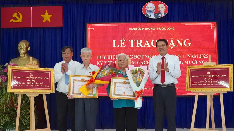 38 đảng viên Đảng bộ phường Phước Long nhận Huy hiệu Đảng