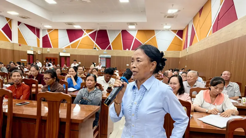 Người dân đến “ngày hội pháp luật” nghe tư vấn pháp lý, cảnh báo lừa đảo 