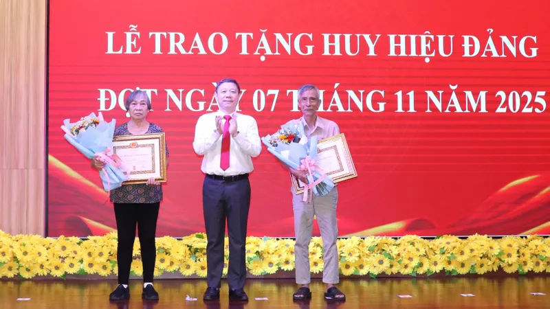 Phường Chánh Hưng trao Huy hiệu Đảng đợt ngày 7-11