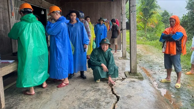 Đà Nẵng: Xuất hiện vết nứt dài ở Trà Đốc, sơ tán hơn 110 người