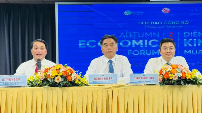 Đại diện ban tổ chức thông tin với báo chí tại họp báo. Ảnh: ĐÌNH DƯ