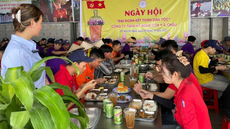 Hàng ngàn công nhân ấm lòng bữa cơm Đại đoàn kết