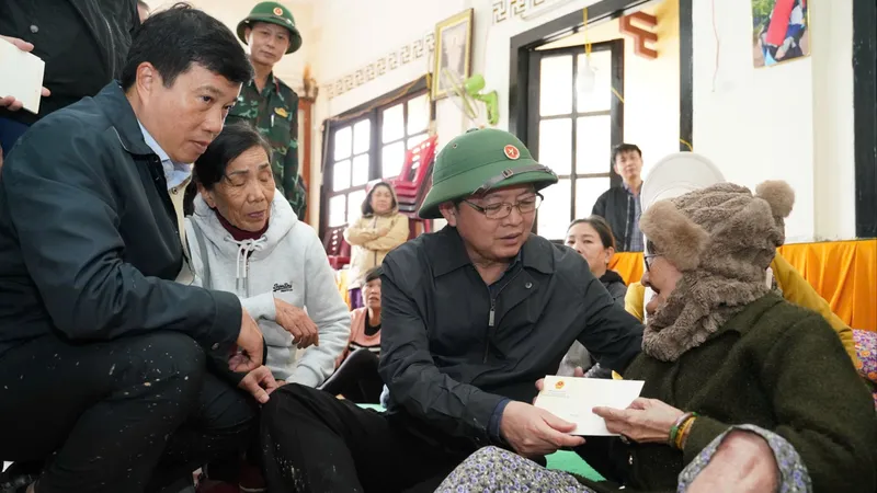 Phó Thủ tướng Hồ Quốc Dũng thăm hỏi người dân vùng lũ Lâm Đồng