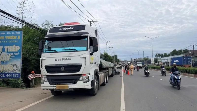Tông xe đầu kéo dừng bên đường, thanh niên tử vong
