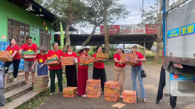 Gia Lai: Chuyến xe nghĩa tình chở hàng cứu trợ vùng lũ 