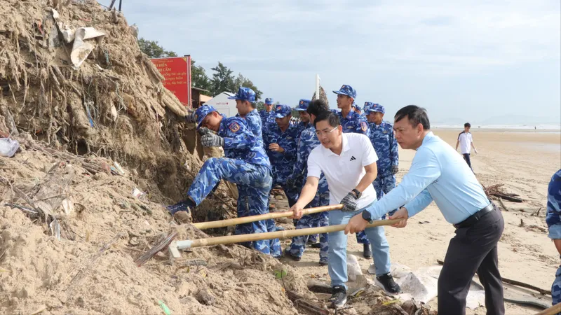 Hơn 500 người tham gia thu gom rác đại dương, làm sạch biển Bãi Sau