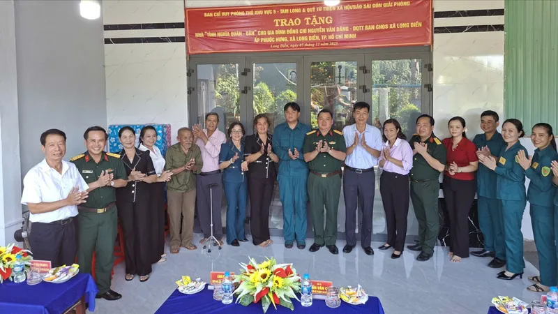 Báo Sài Gòn Giải Phóng phối hợp trao tặng “Nhà tình nghĩa quân – dân”