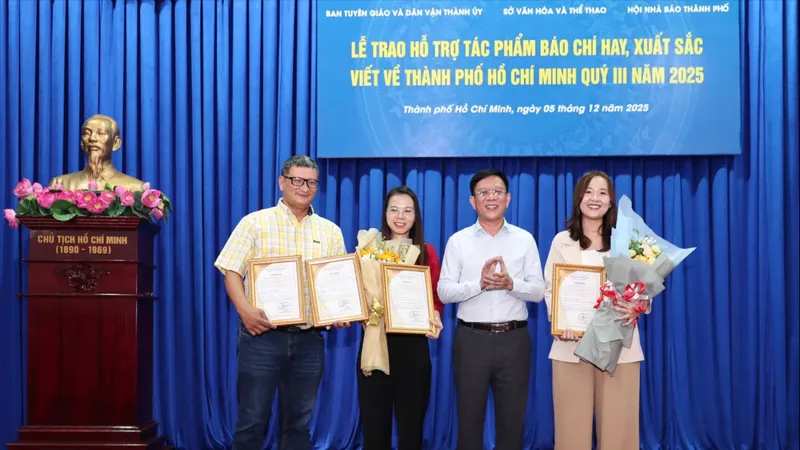 Phóng viên Thu Hương (báo SGGP) nhận hỗ trợ ở nhóm tác phẩm đa phương tiện. ẢNH: HOÀNG HÙNG.
