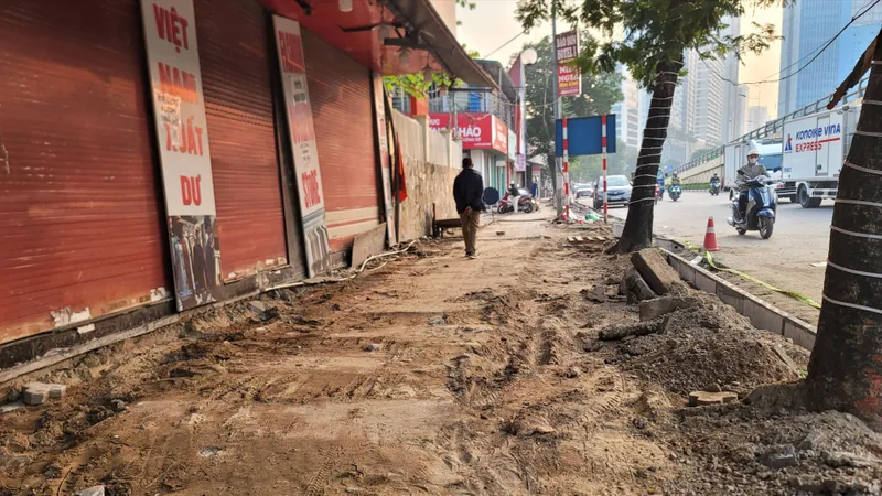 Cuối năm, vỉa hè ở Hà Nội lại đào bới ngổn ngang
