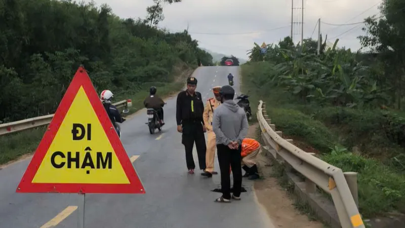 Xử lý hố sụt lún bất thường trên quốc lộ 49