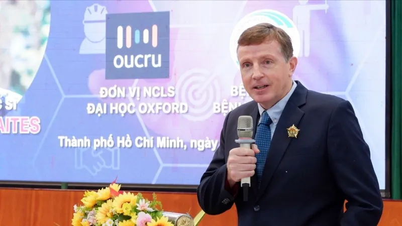 Vinh danh giáo sư Guy Edward Thwaites vì những cống hiến cho y tế Việt Nam