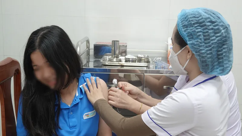 Tiêm vaccine phòng HPV tại bệnh viện Phụ Sản – Nhi Đà Nẵng. Ảnh: XUÂN QUỲNH