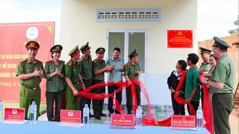 Công an Khánh Hòa khánh thành căn nhà đầu tiên trong “Chiến dịch Quang Trung”