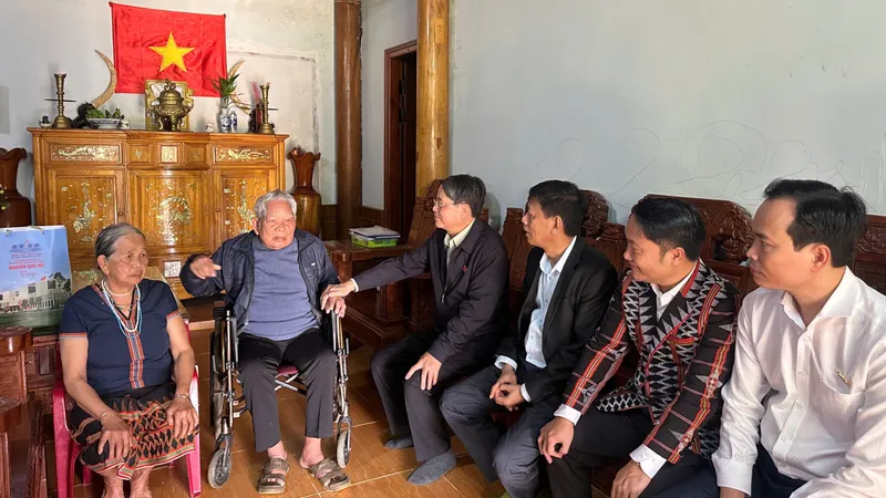 Phó Chủ tịch Quốc hội Nguyễn Đức Hải thăm gia đình nạn nhân vụ sạt lở ở xã Hùng Sơn