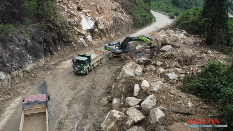 Đèo Khánh Lê vẫn ngổn ngang sau hơn 1 tháng sạt lở