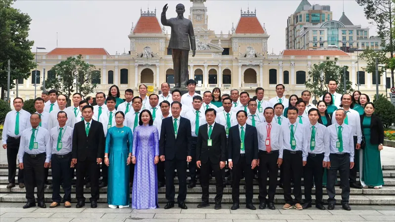 Đoàn đại biểu dự Đại hội đại biểu Hội Nông dân TPHCM dâng hoa tưởng nhớ Chủ tịch Hồ Chí Minh