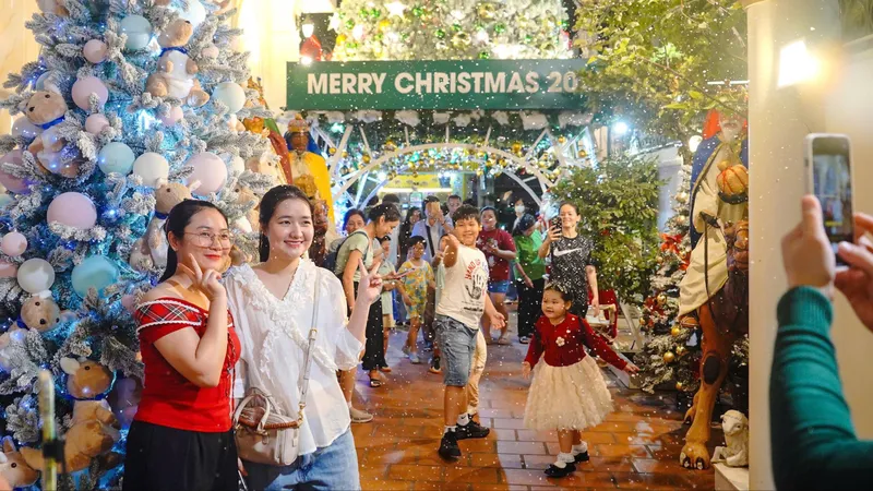 Người dân TPHCM đón Giáng sinh ấm áp, vui tươi