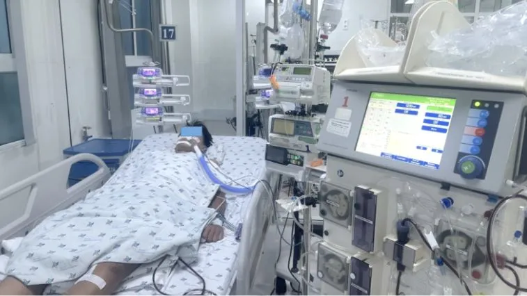 Thiếu niên phải lọc máu liên tục vì sốt xuất huyết