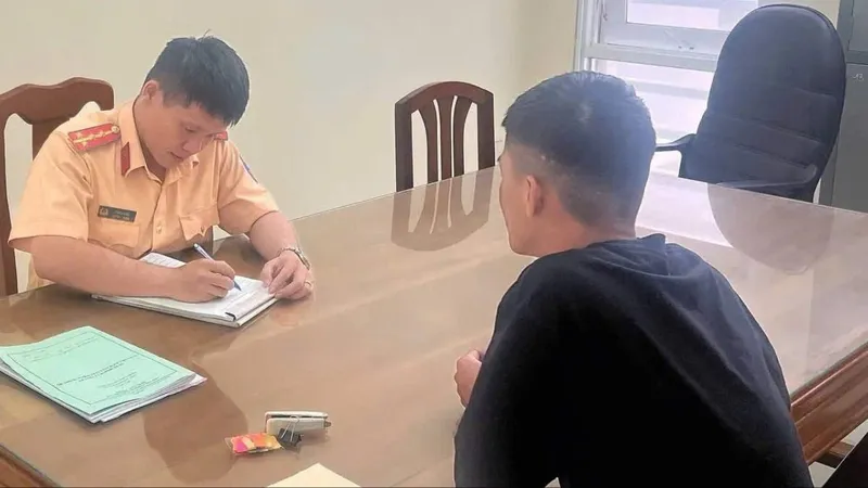 Khánh Hòa: Phạt người vừa chạy xe mô tô biển xanh vừa dùng điện thoại