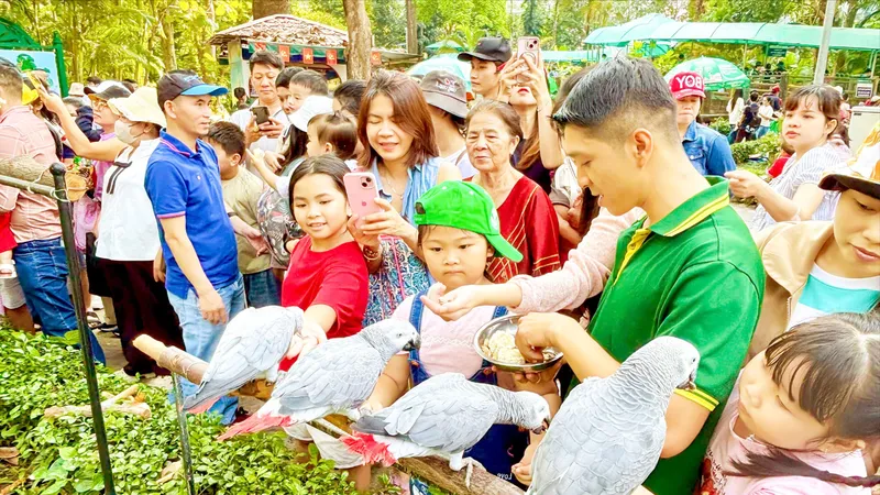 Khu vui chơi ở TPHCM, miền Trung đông nghẹt khách