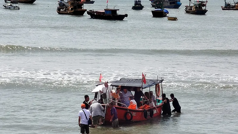 Tàu thuyền chở khách du lịch mất an toàn