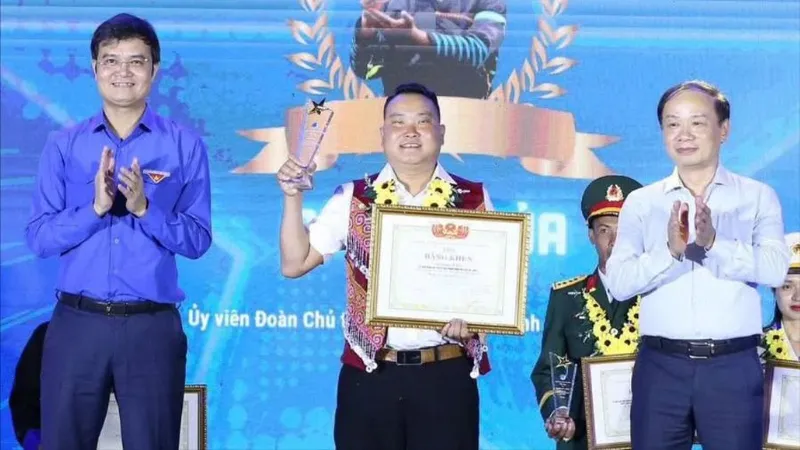 Anh cán bộ xã mang du lịch xóa nghèo bản vùng cao