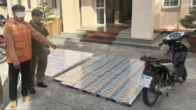 Phường Bình Hòa (TPHCM): Bắt đối tượng vận chuyển gần 300 cây thuốc lá nghi nhập lậu