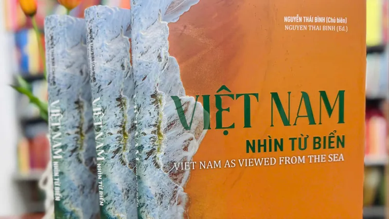 Nhìn Việt Nam từ biển qua ấn phẩm song ngữ