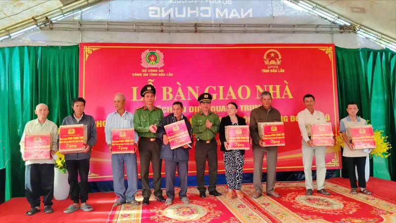 Công an Đắk Lắk bàn giao 176 căn nhà cho người dân vùng lũ