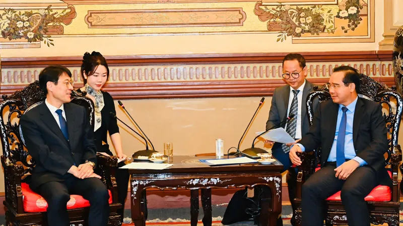 Chủ tịch UBND TPHCM Nguyễn Văn Được tiếp quyền Thị trưởng TP Daegu Kim Jung-ki. Ảnh: VIỆT DŨNG 