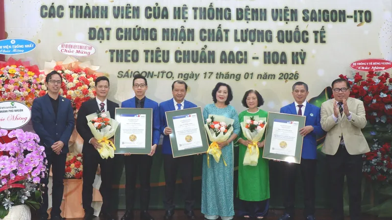 Đại diện các bệnh viện nhận giấy chứng nhận chất lượng quốc tế theo tiêu chuẩn AACI (Hoa Kỳ)