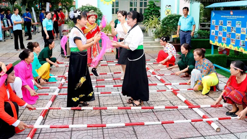 Người dân Liên khu phố 33 và 36, phường Thông Tây Hội (TPHCM) tham dự Ngày hội Đại đoàn kết toàn dân tộc năm 2025