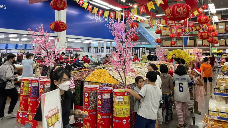 Người dân mua sắm tại MM Mega Market trên địa bàn TPHCM. Ảnh: HÂN GIA