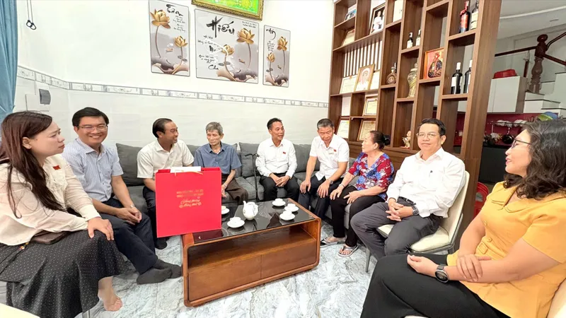 Lãnh đạo HĐND TPHCM thăm, tặng quà gia đình chính sách tại Côn Đảo