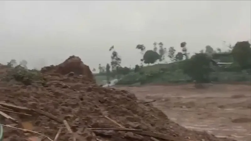 Lở đất và lũ quét tại Indonesia: 7 người thiệt mạng, 82 người mất tích